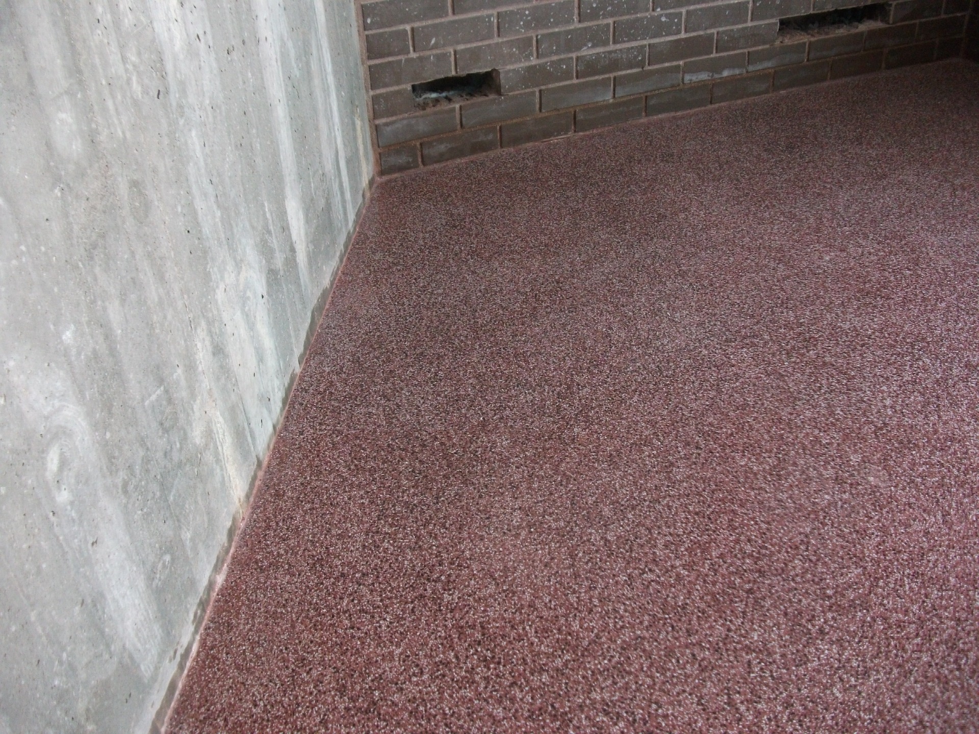 Pavimento continuo de cor Vermelho. Marmorite Acácio José.