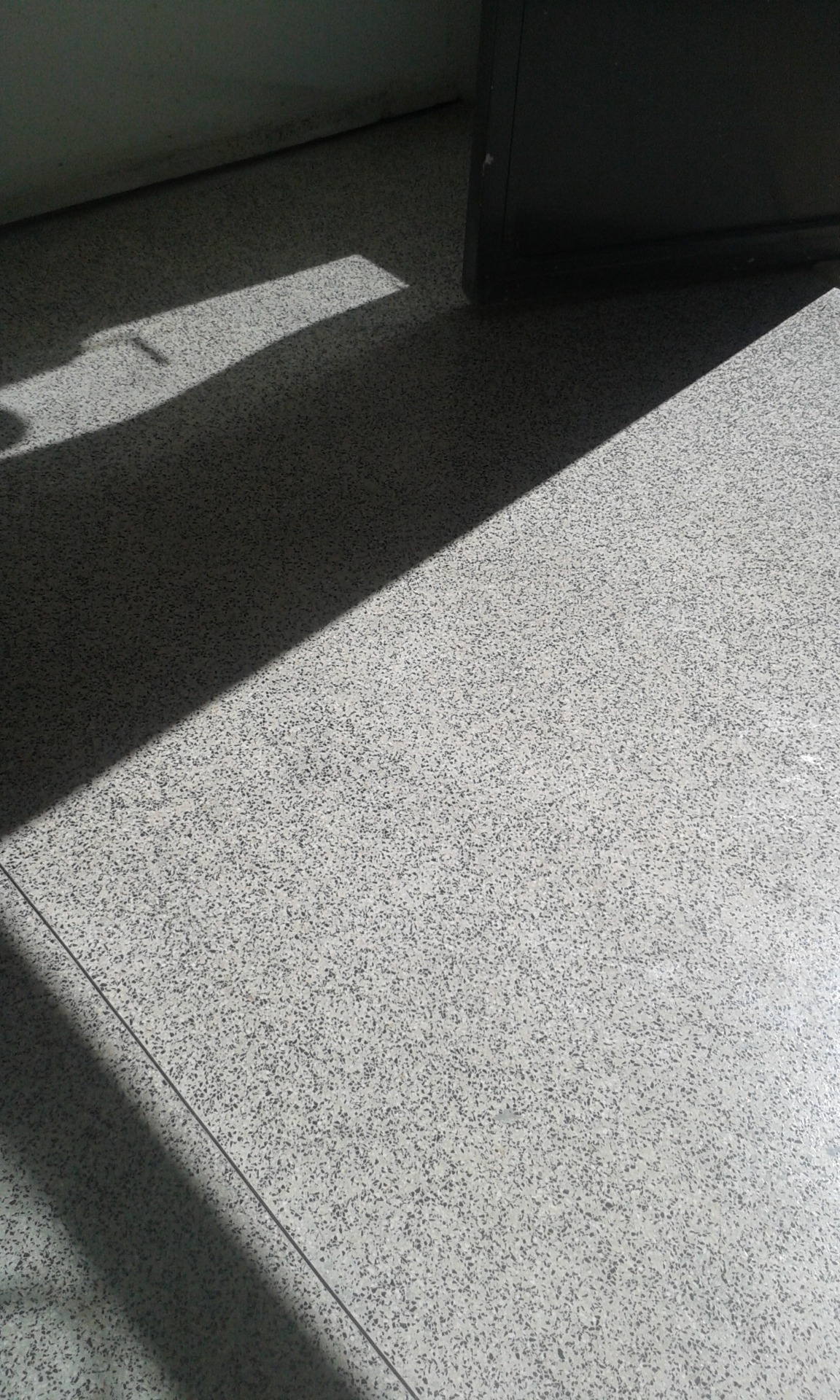 Banca em baixo para lavar louça, e em cima, pavimento, com junta de aresta rasgada como cliente pediu. Marmorite. Acácio José.