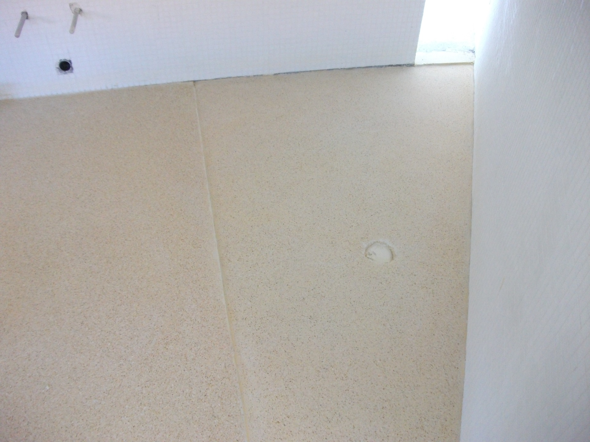 Chão de casa de ´banho, Mais chão duche tom, inertes amarelo ,amarela  um pouco de branca. Marmorite.  Acácio - José