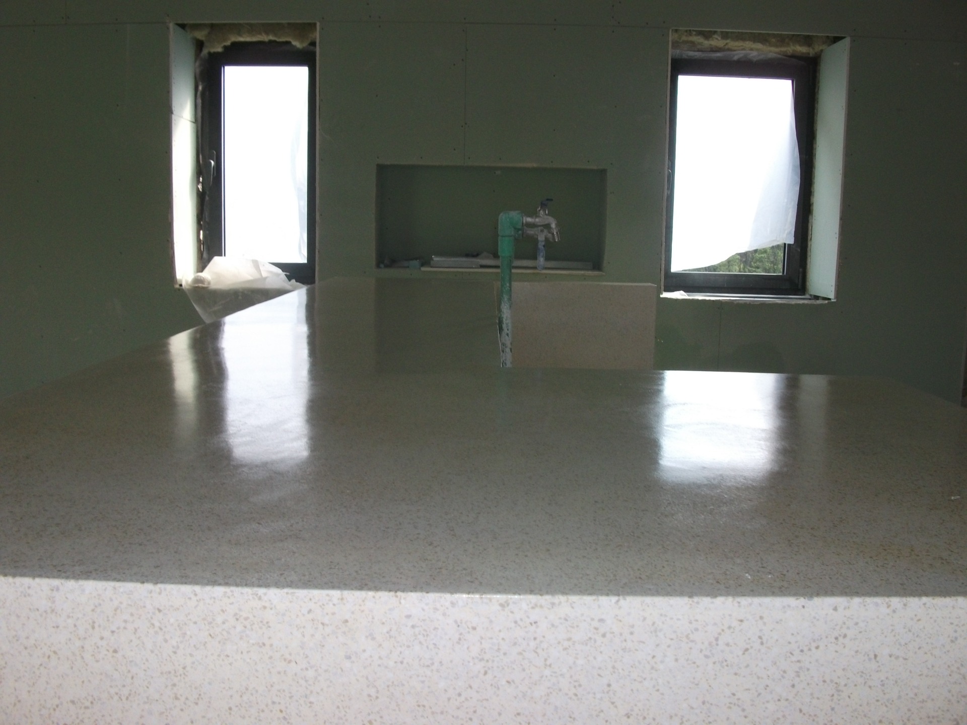 Balcão de cozinha fundo bege . inertes, amarelo, e branco. Marmorite - Acácio José.