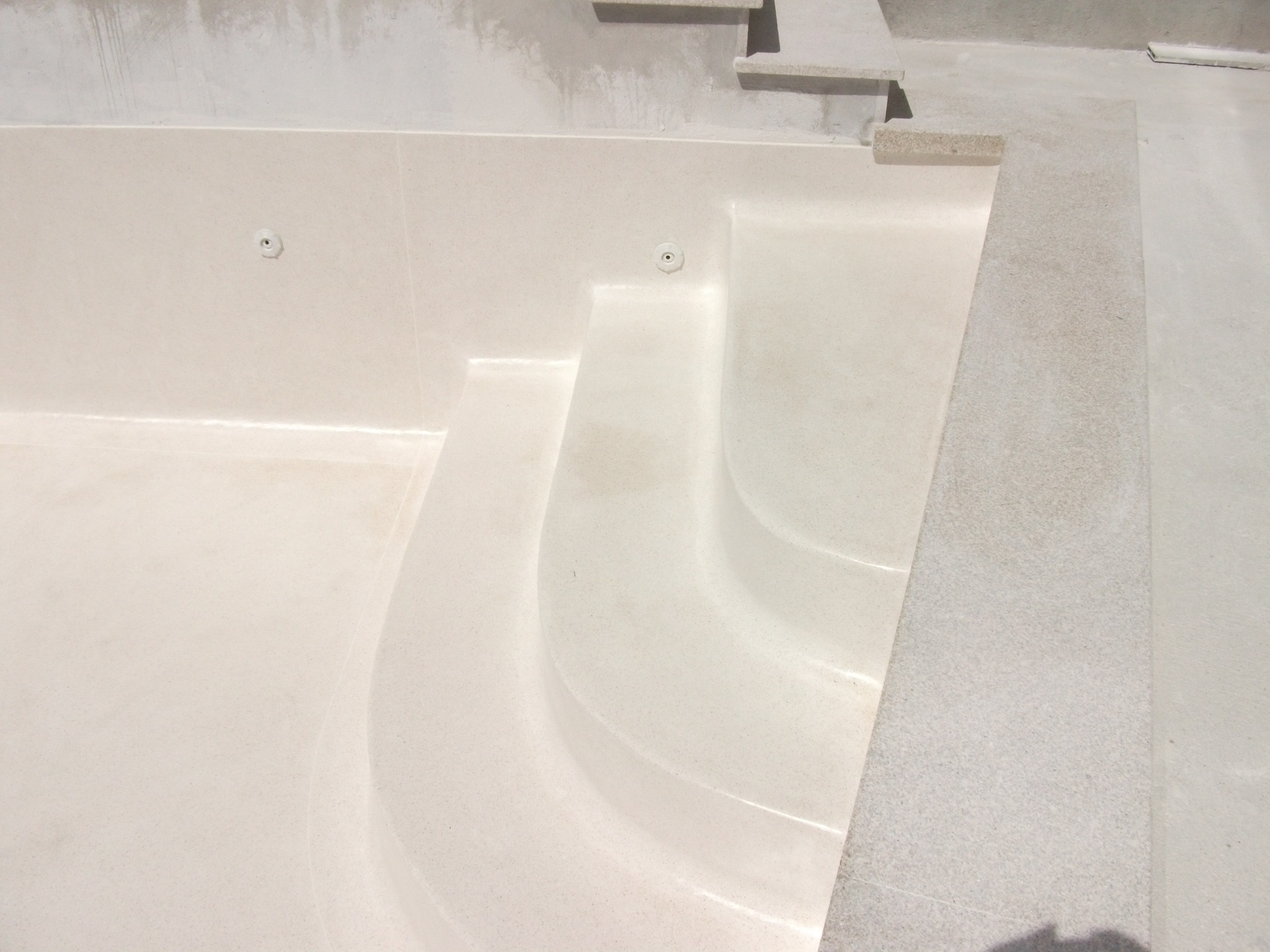 Em piscina. Degraus pedra branquinha em semilaspro, chamamos nós. marmorite lavado. Marmorite -  Acácio José